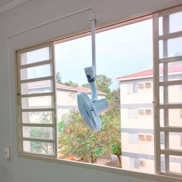 ventilador-de-mesa-instalado-na-parede-e-janela-dornellas-01