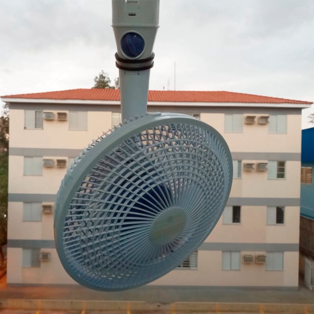 ventilador-de-mesa-instalado-na-parede-e-janela-dornellas-10