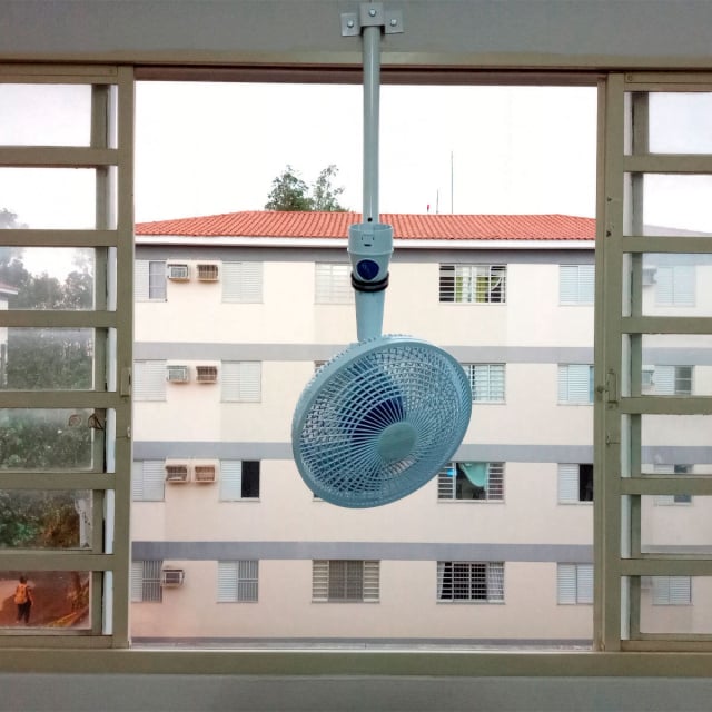 ventilador-de-mesa-instalado-na-parede-e-janela-dornellas-06