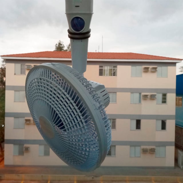 ventilador-de-mesa-instalado-na-parede-e-janela-dornellas-08