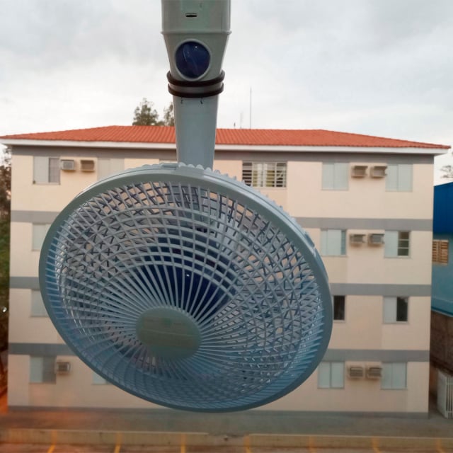 ventilador-de-mesa-instalado-na-parede-e-janela-dornellas-09