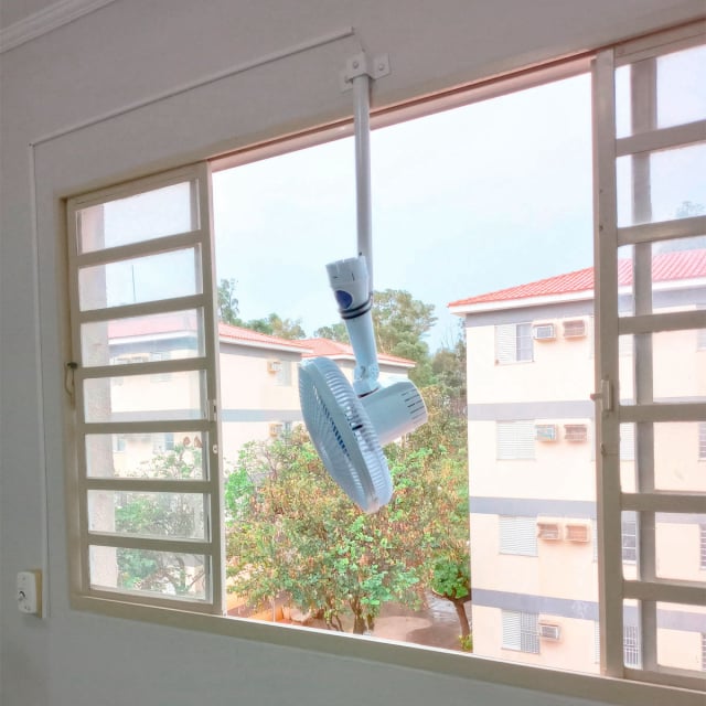 ventilador-de-mesa-instalado-na-parede-e-janela-dornellas-01